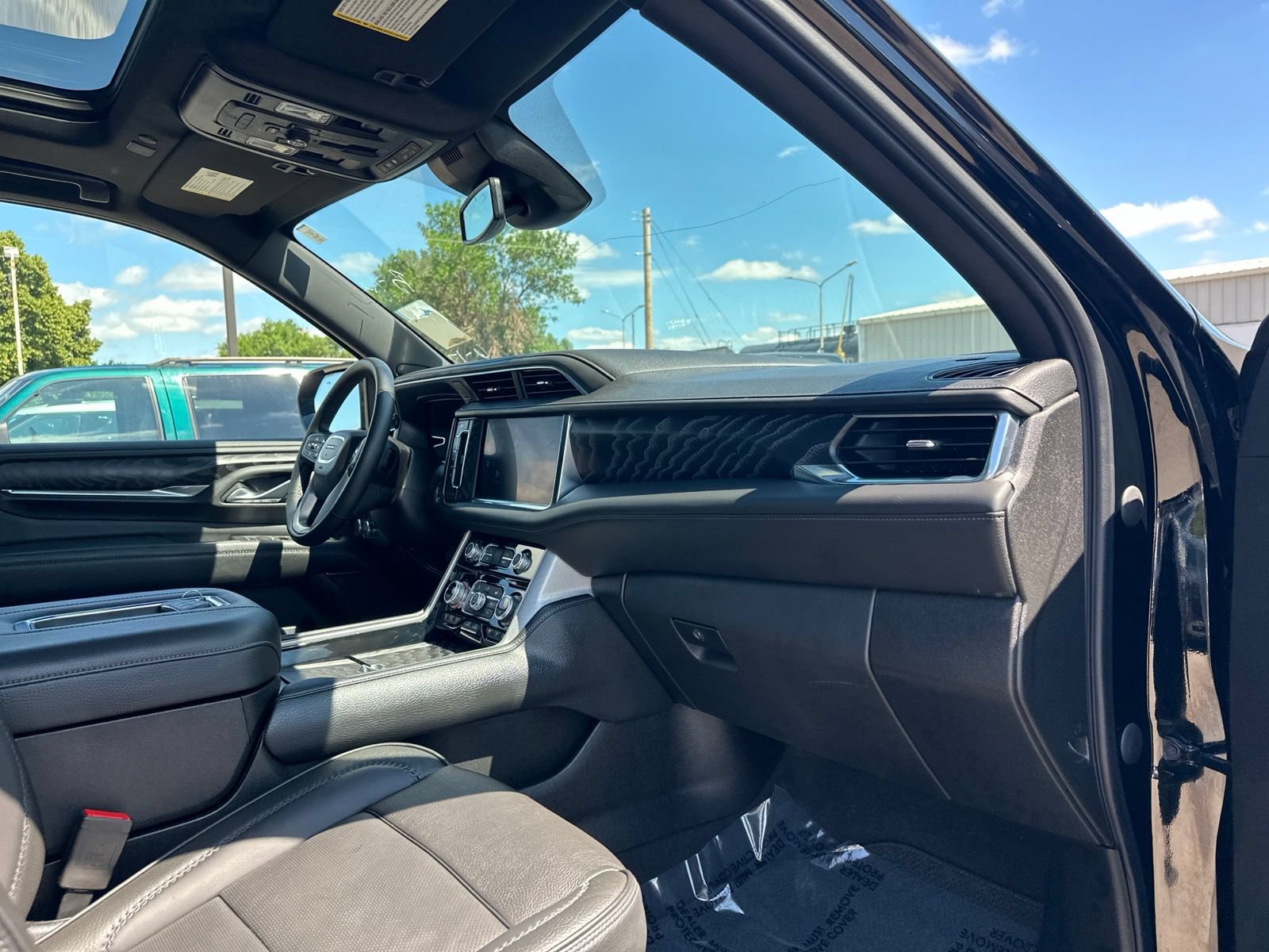 Used 2023 GMC Yukon Denali AWD/4WD image 42