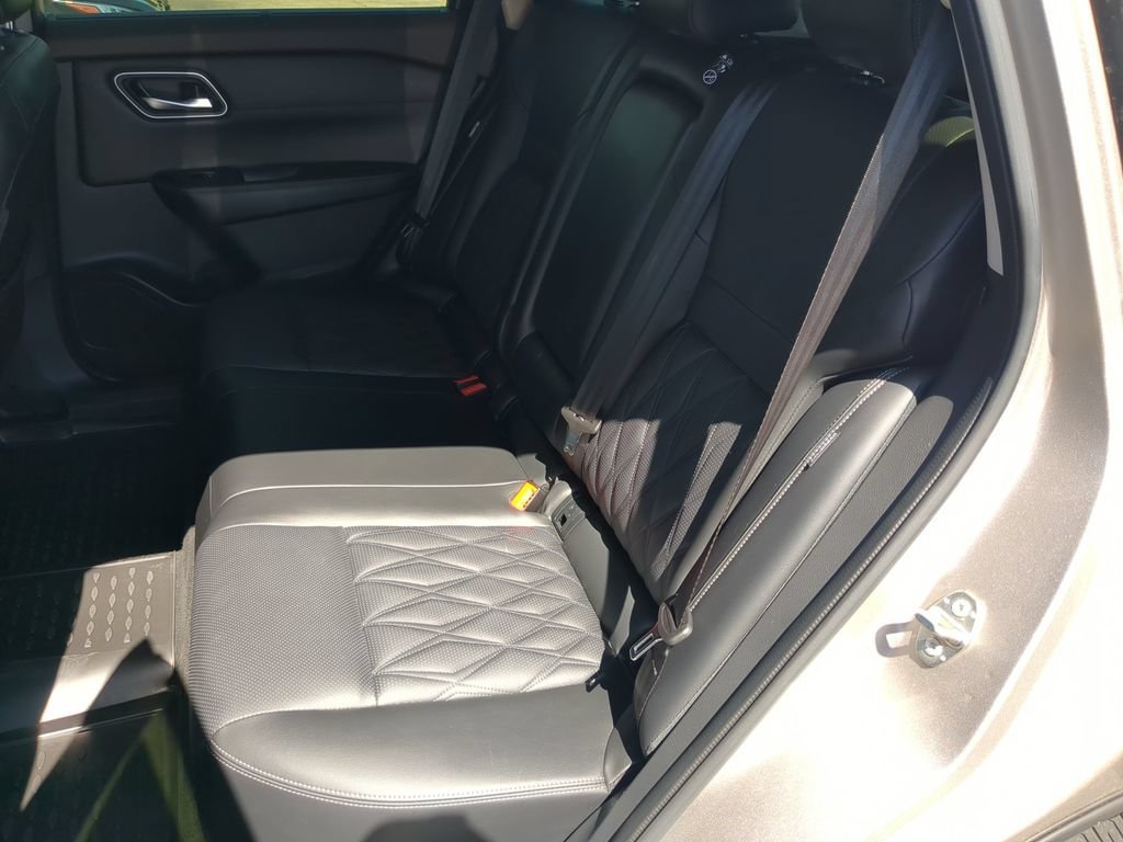 Used 2023 Nissan Rogue Platinum w/ Platinum Premium Package FWD image 17