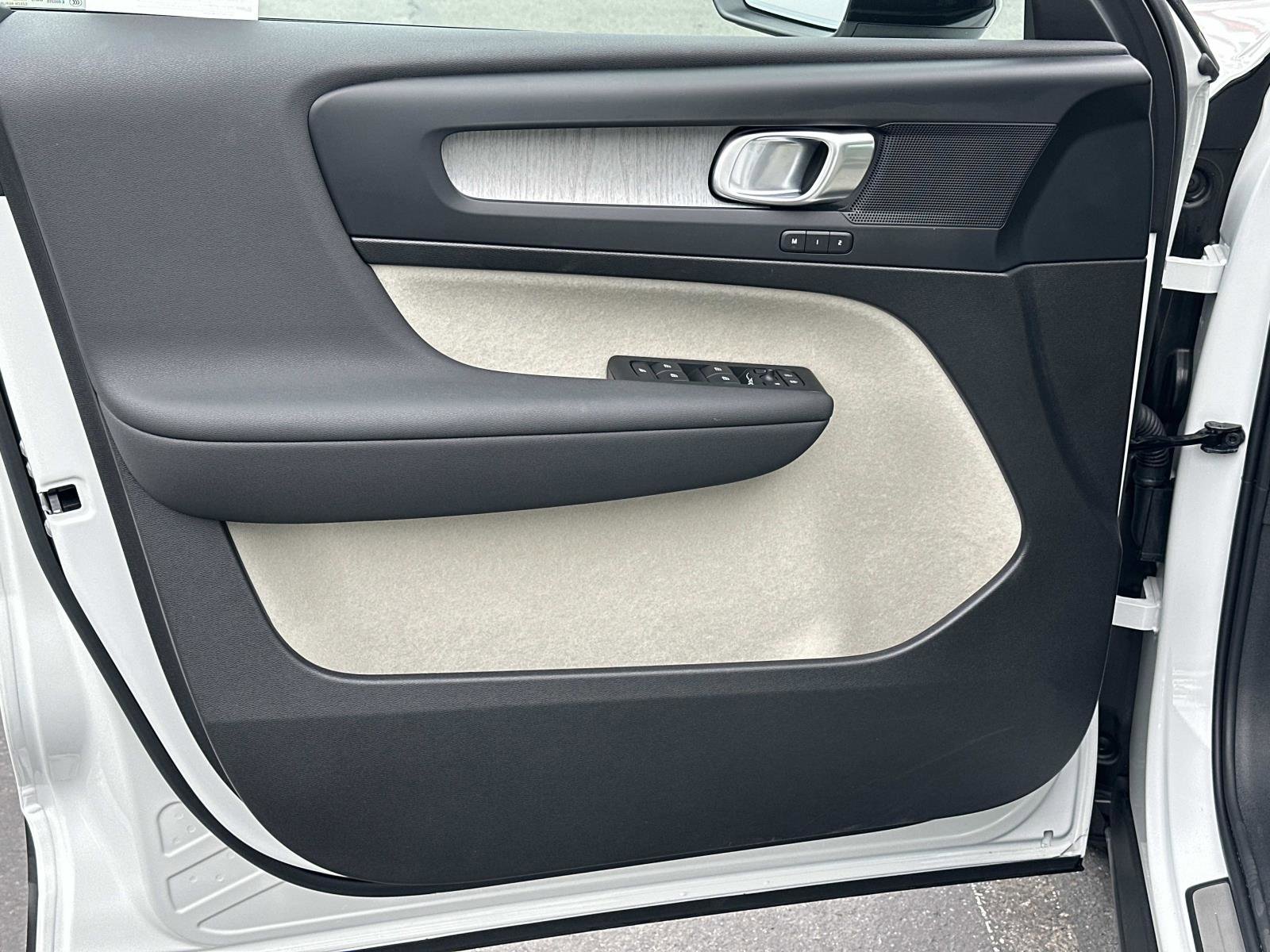 Certified 2026 Volvo XC40 B5 Plus w/ Protection Package Premier image 16