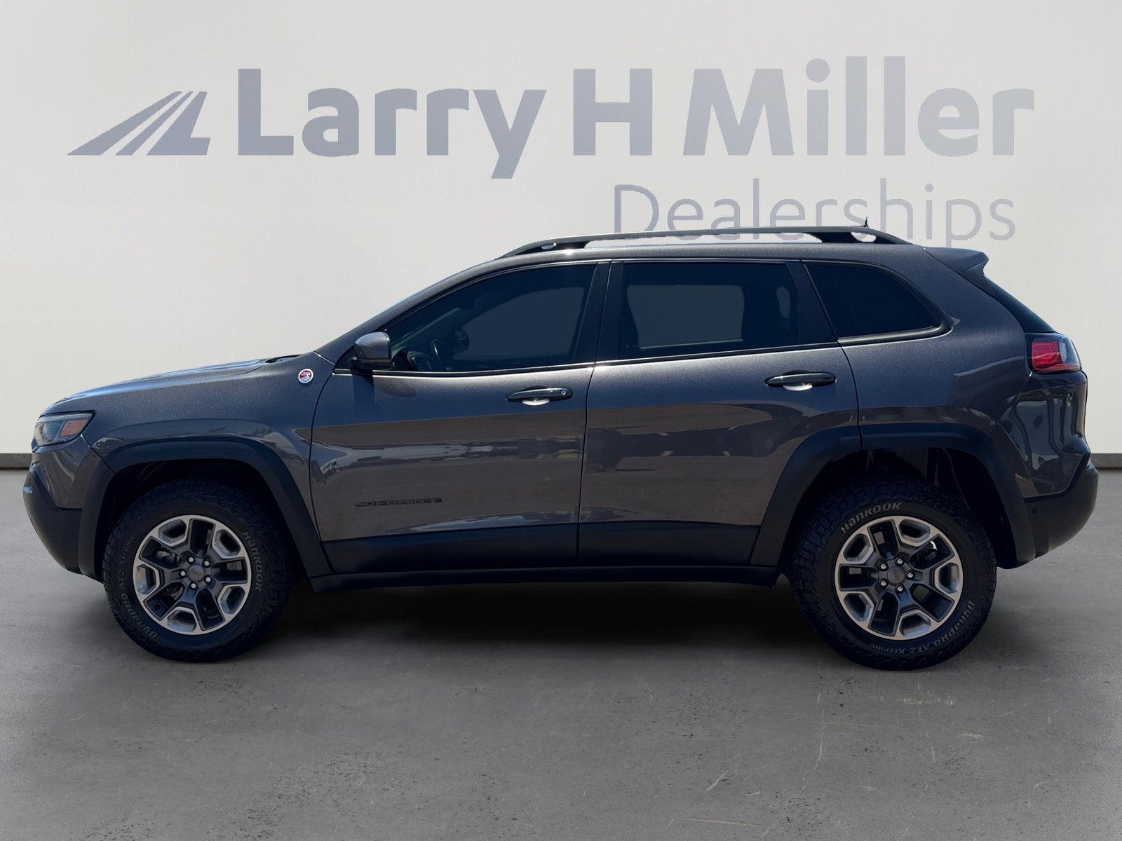 Used 2019 Jeep Cherokee Trailhawk AWD/4WD image 2