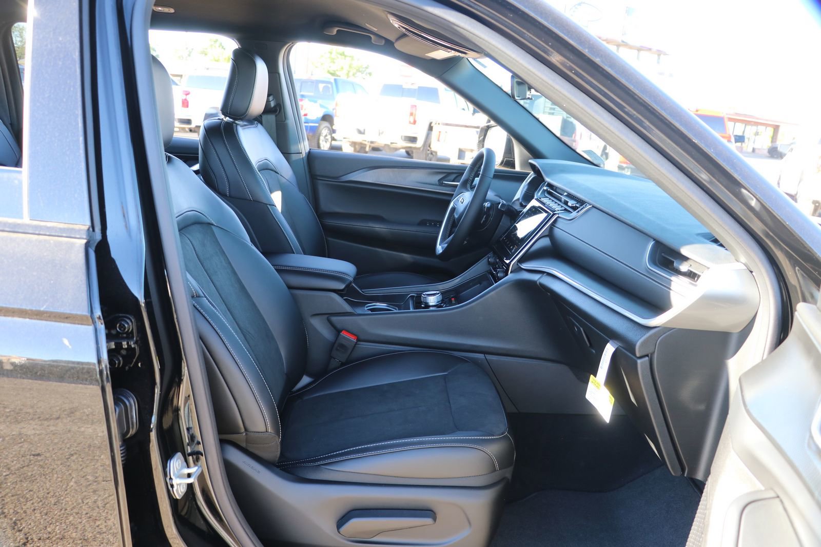 New 2025 Jeep Grand Cherokee L Laredo AWD/4WD image 31