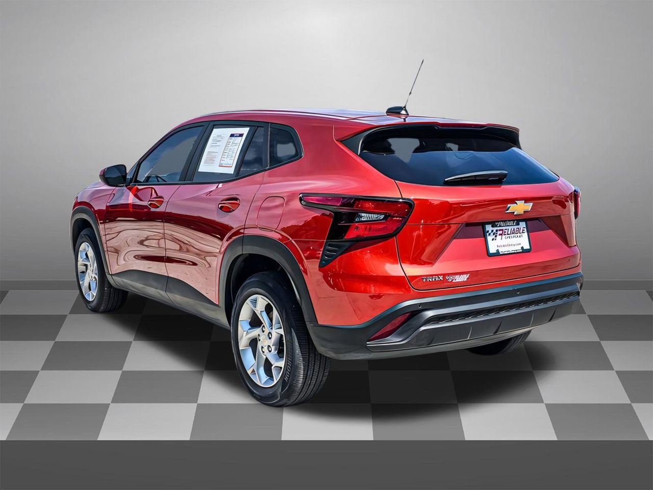 Used 2024 Chevrolet Trax LS w/ LS Convenience Package FWD image 4