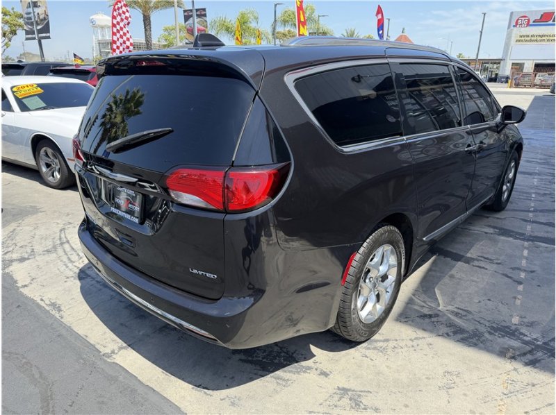 Used 2018 Chrysler Pacifica Limited FWD image 7