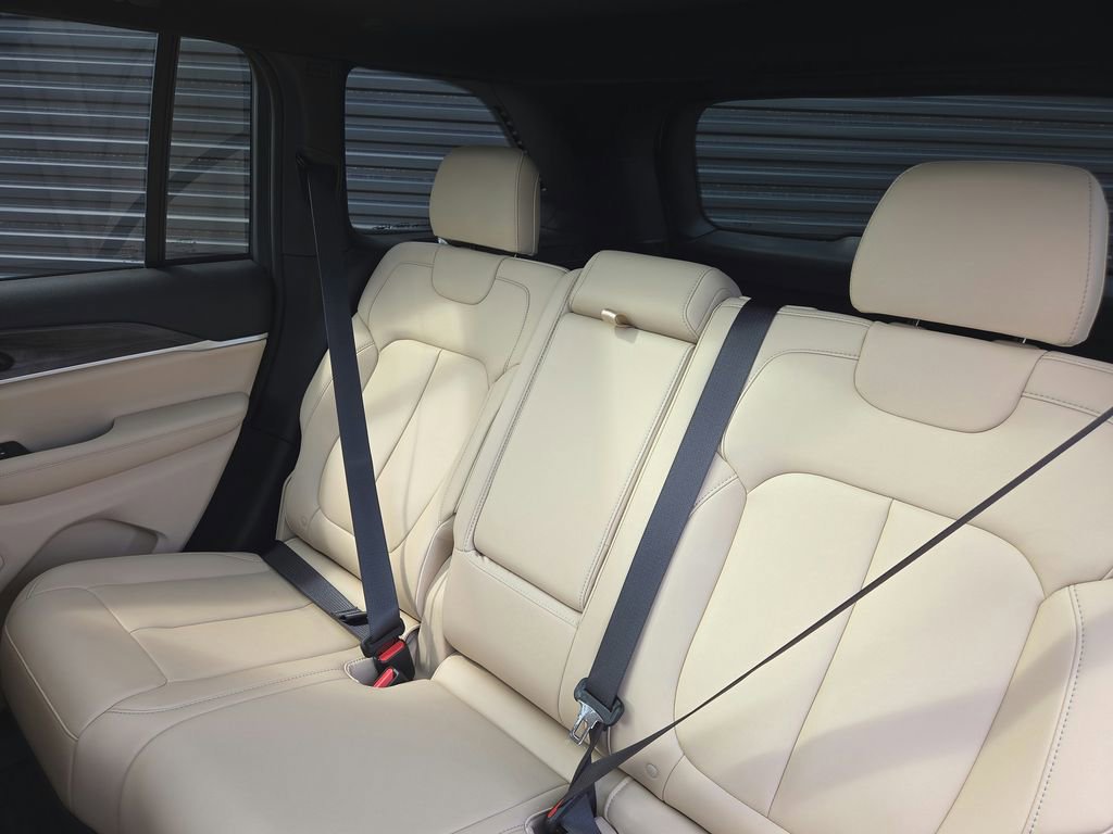 Used 2025 Jeep Grand Cherokee Limited AWD/4WD image 16