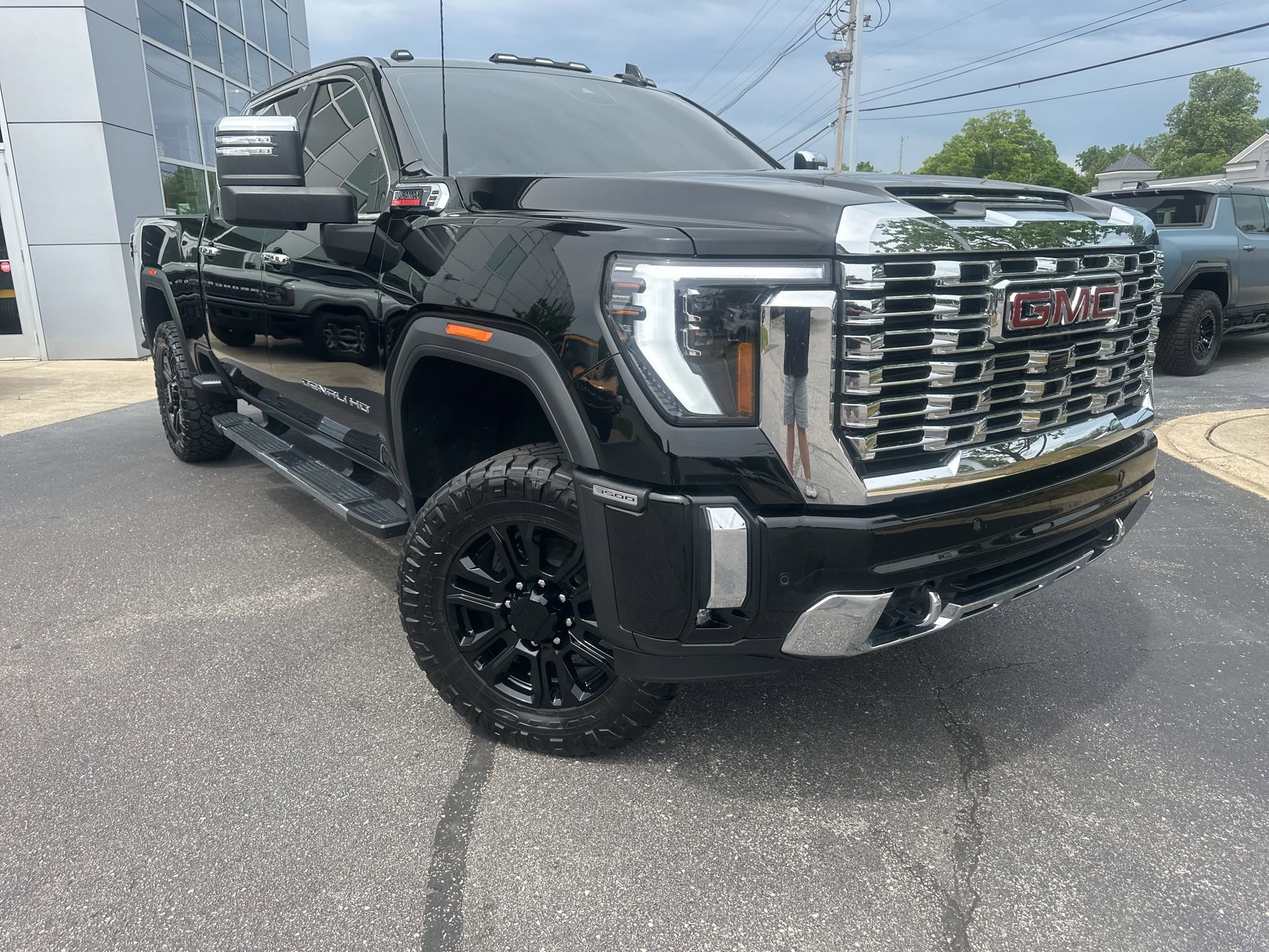 Used 2025 GMC Sierra 3500 Denali w/ Denali Reserve Package AWD/4WD image 1