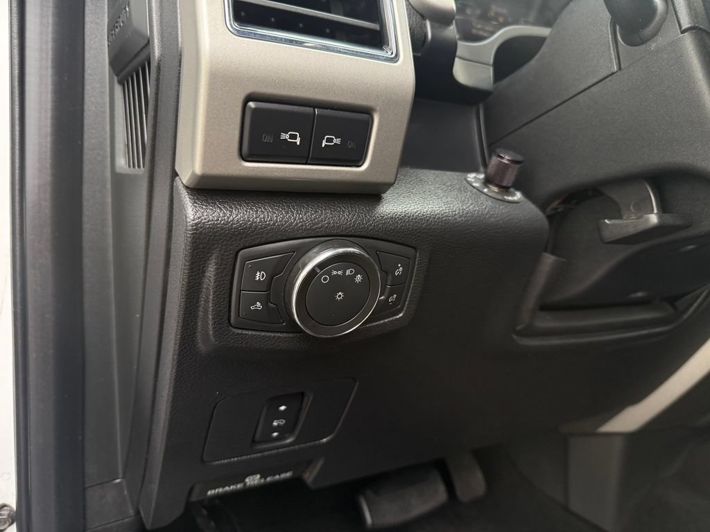 Used 2018 Ford F350 Lariat w/ Chrome Package AWD/4WD image 32