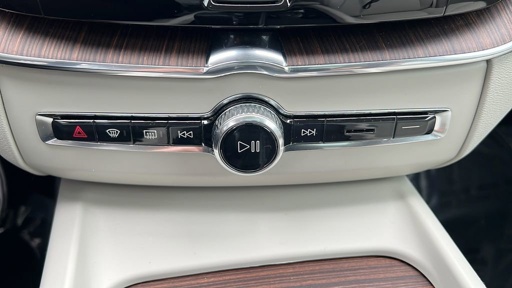 Used 2022 Volvo XC60 B5 Momentum w/ Climate Package image 33