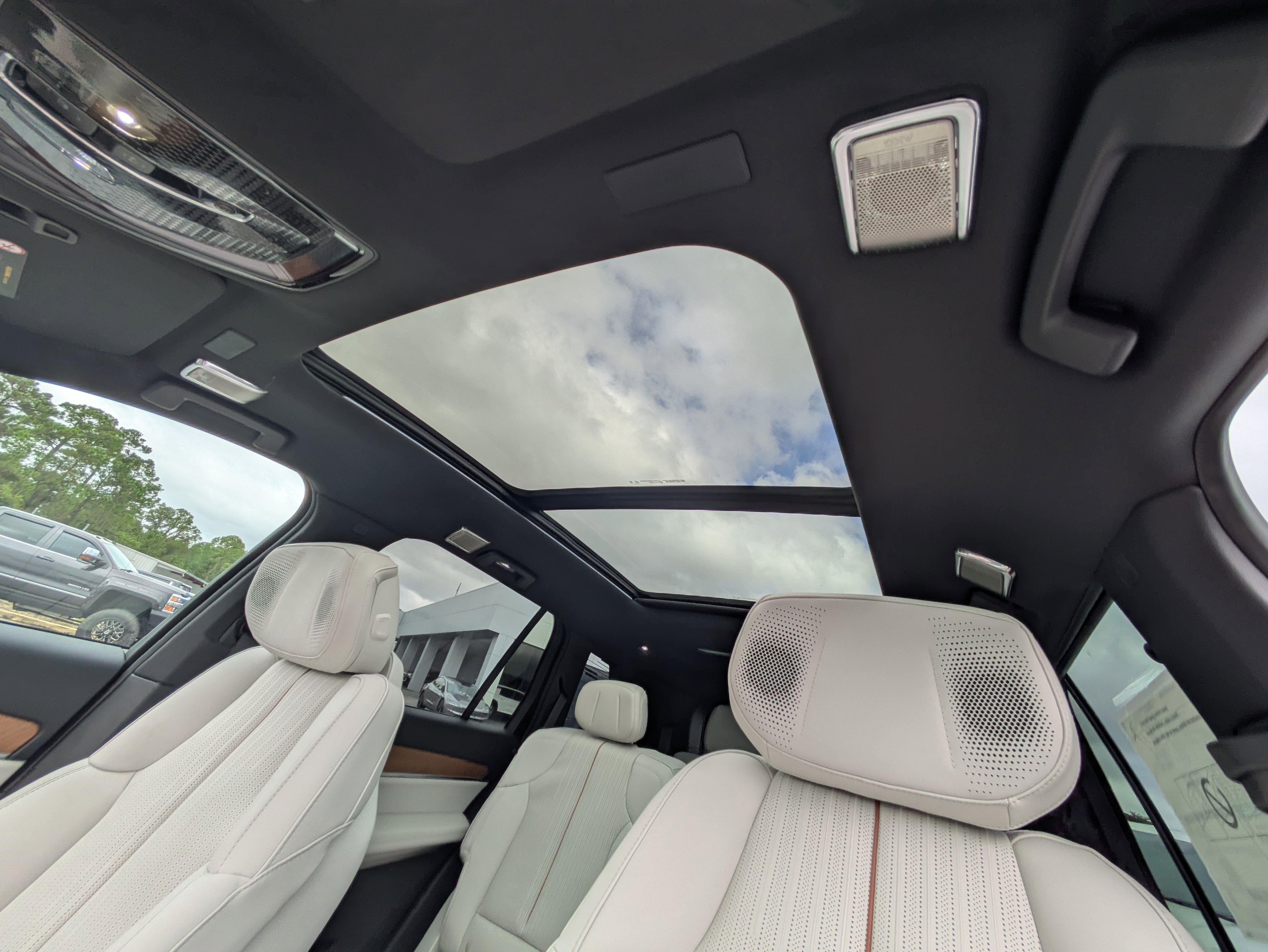 New 2026 Cadillac Vistiq Luxury w/ LPO, Floor Liner Package image 15