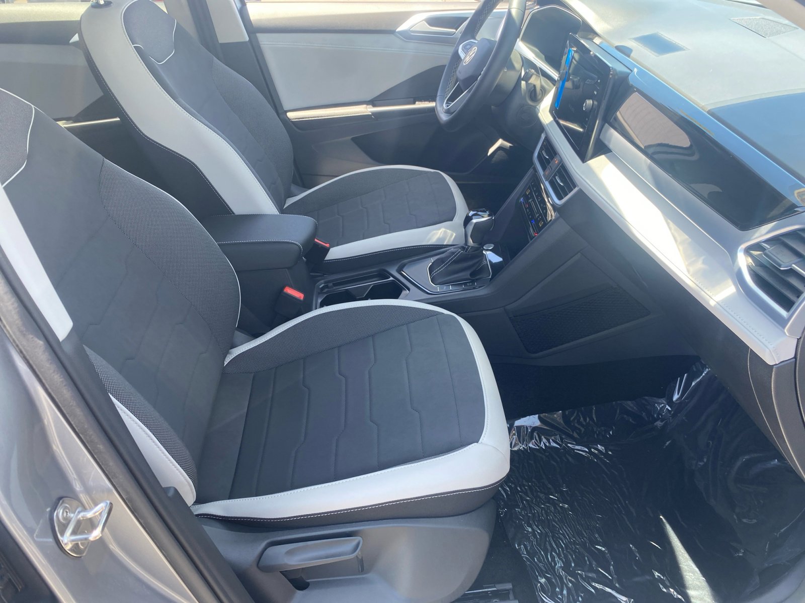 New 2025 Volkswagen Taos SE image 18