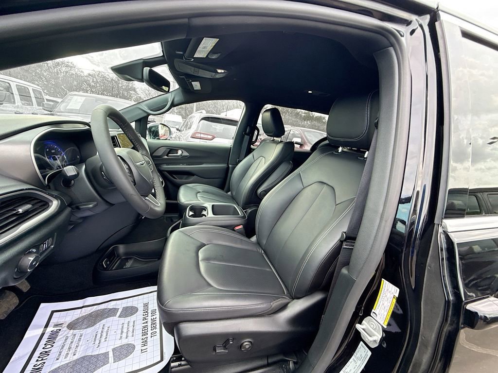 Used 2026 Chrysler Pacifica Select image 23