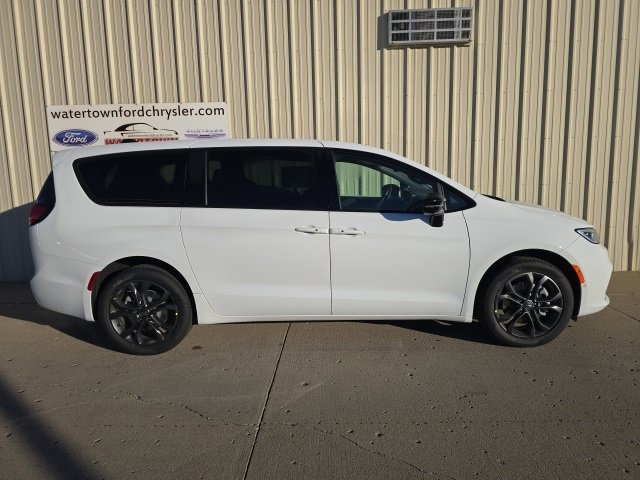 New 2026 Chrysler Pacifica Select image 1