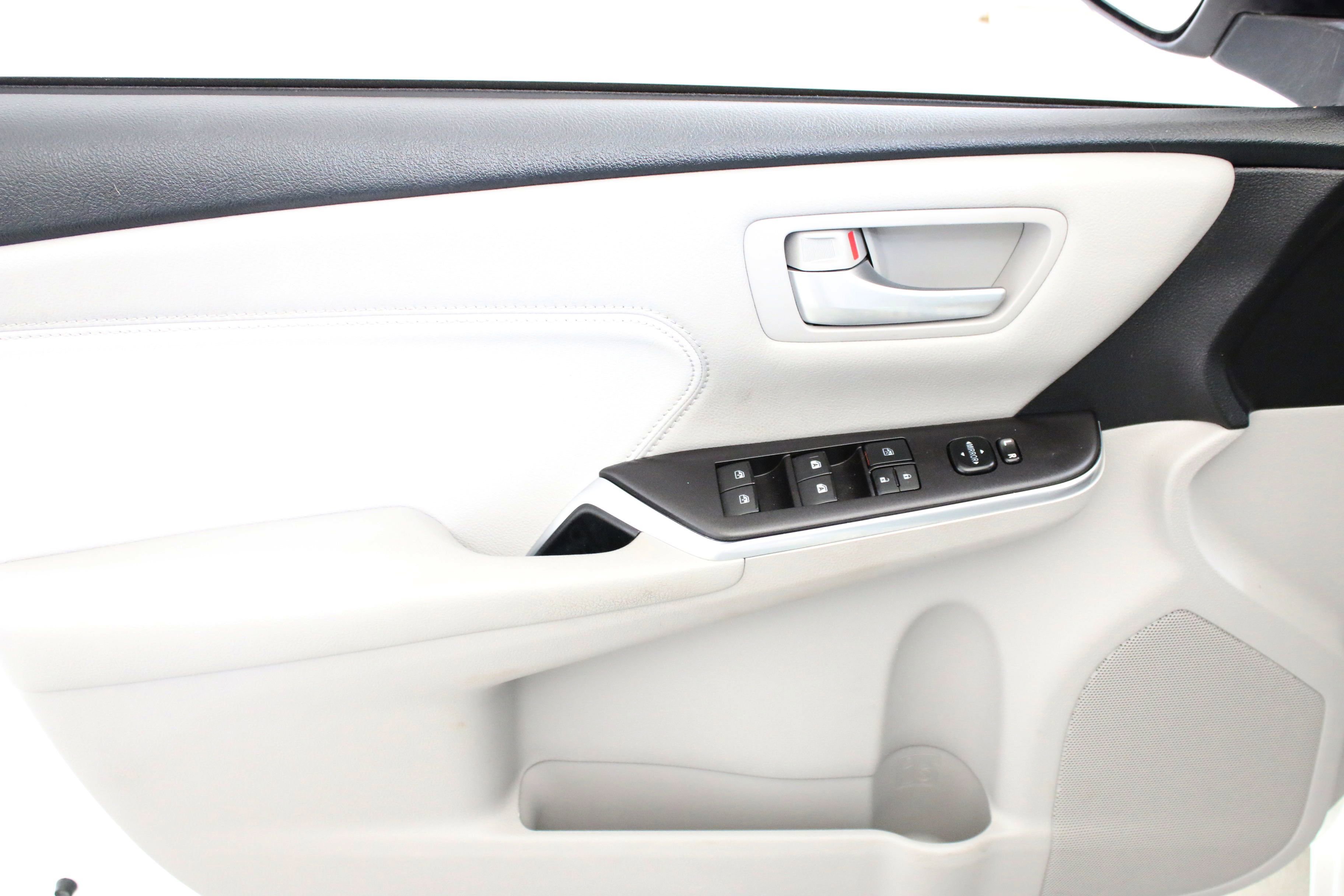 Used 2017 Toyota Camry XLE FWD image 21