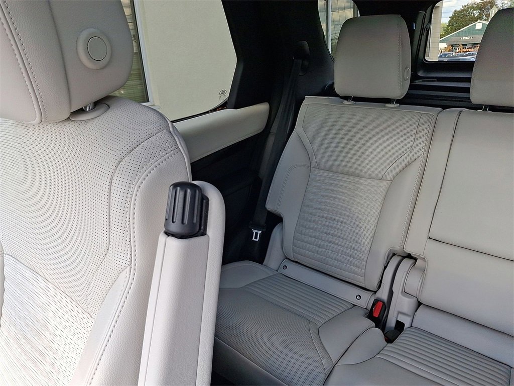 Used 2023 Land Rover Discovery S image 12