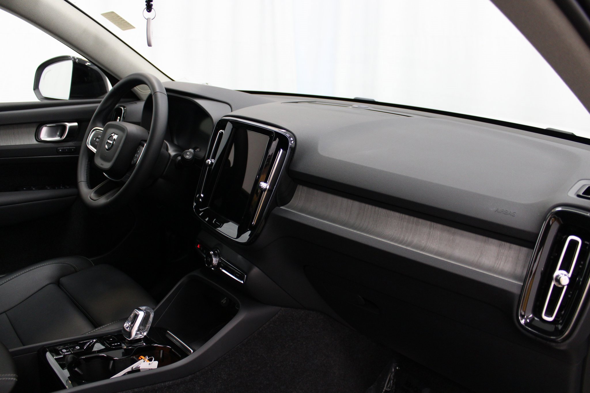 Used 2025 Volvo XC40 B5 Plus image 24