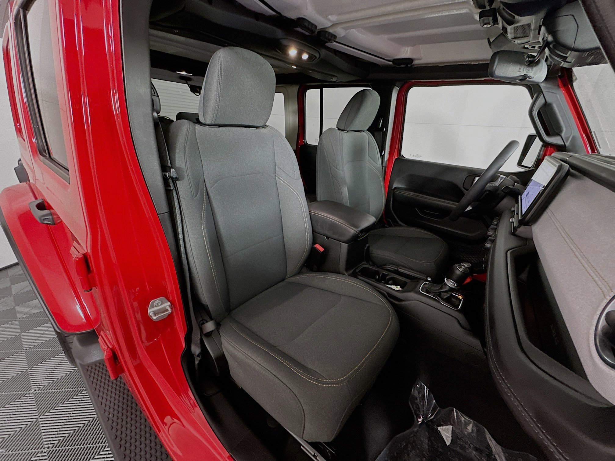 Used 2025 Jeep Wrangler Sahara image 27