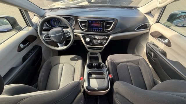Used 2017 Chrysler Pacifica Touring Plus w/ Tire & Wheel Group FWD image 18
