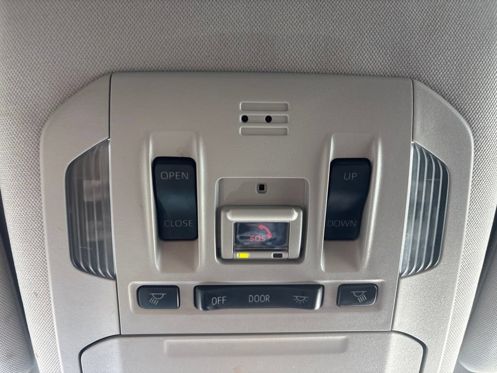 Used 2022 Toyota Highlander XLE AWD/4WD image 18