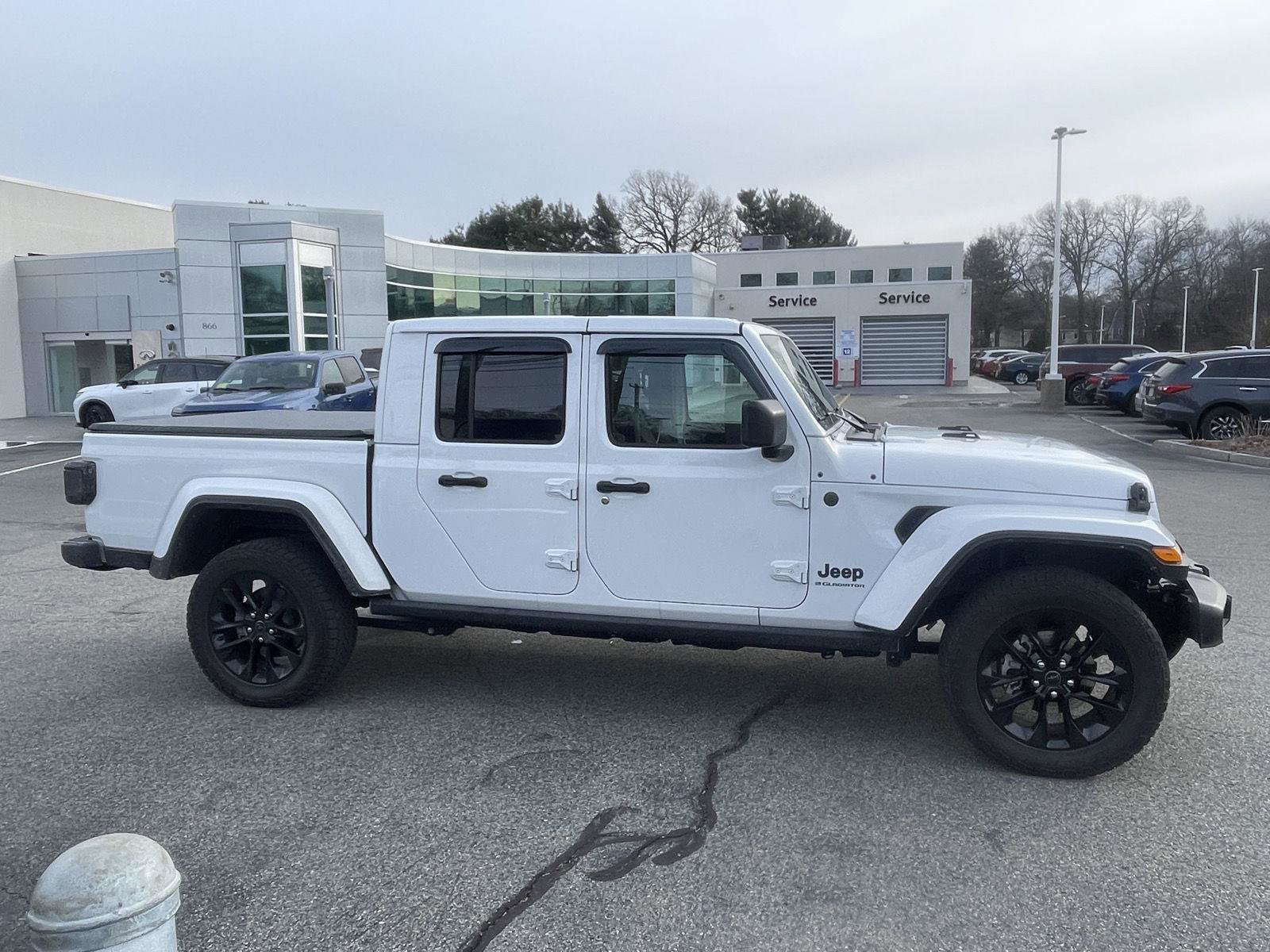 Used 2025 Jeep Gladiator Sport image 4