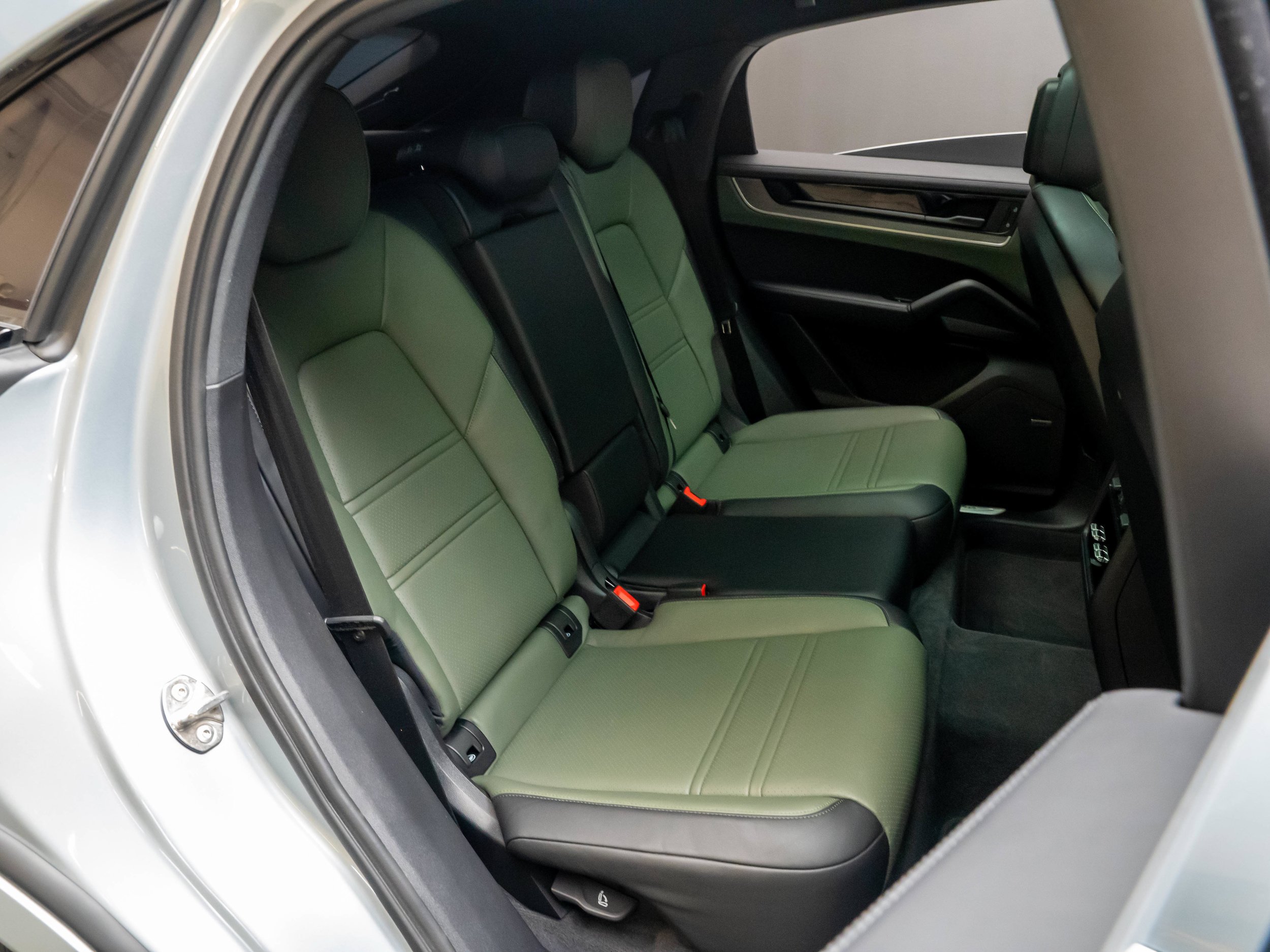Certified 2024 Porsche Cayenne Coupe AWD/4WD image 36