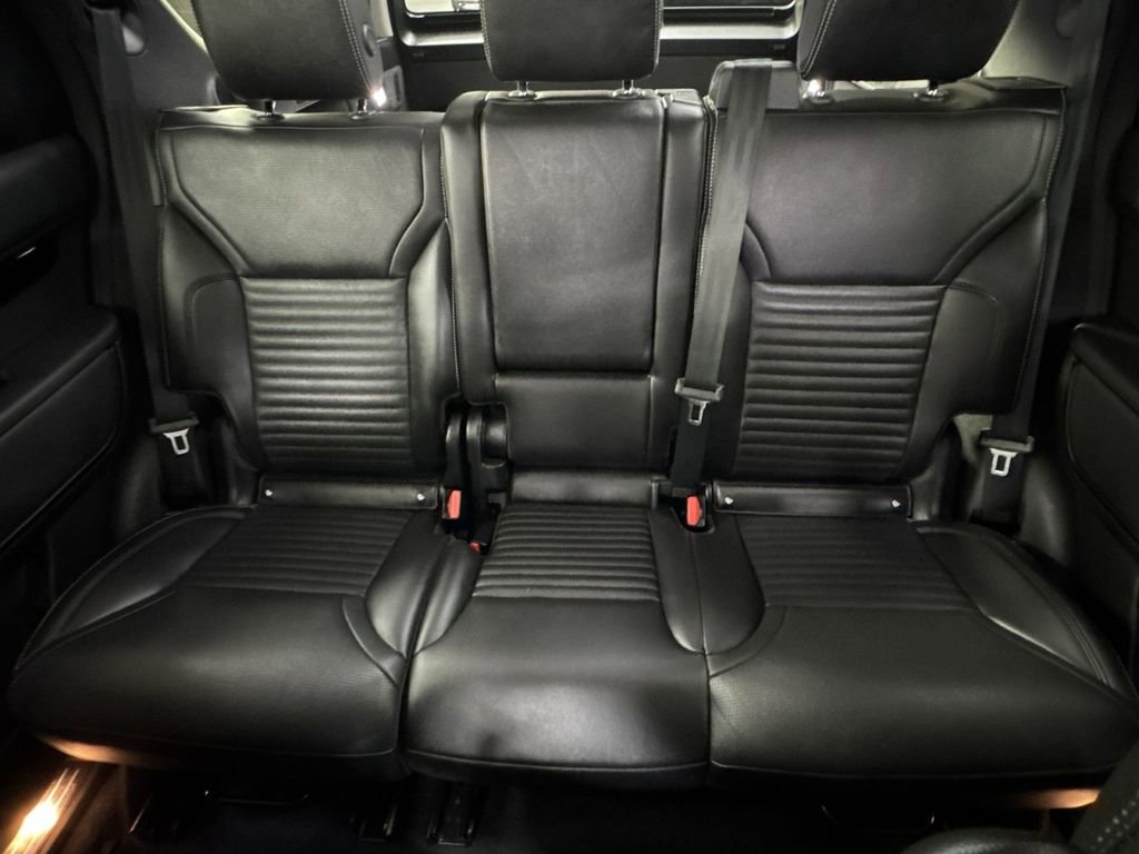 Used 2024 Land Rover Discovery S image 5