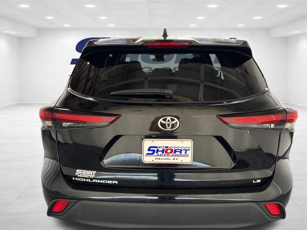 Used 2024 Toyota Highlander LE FWD image 5