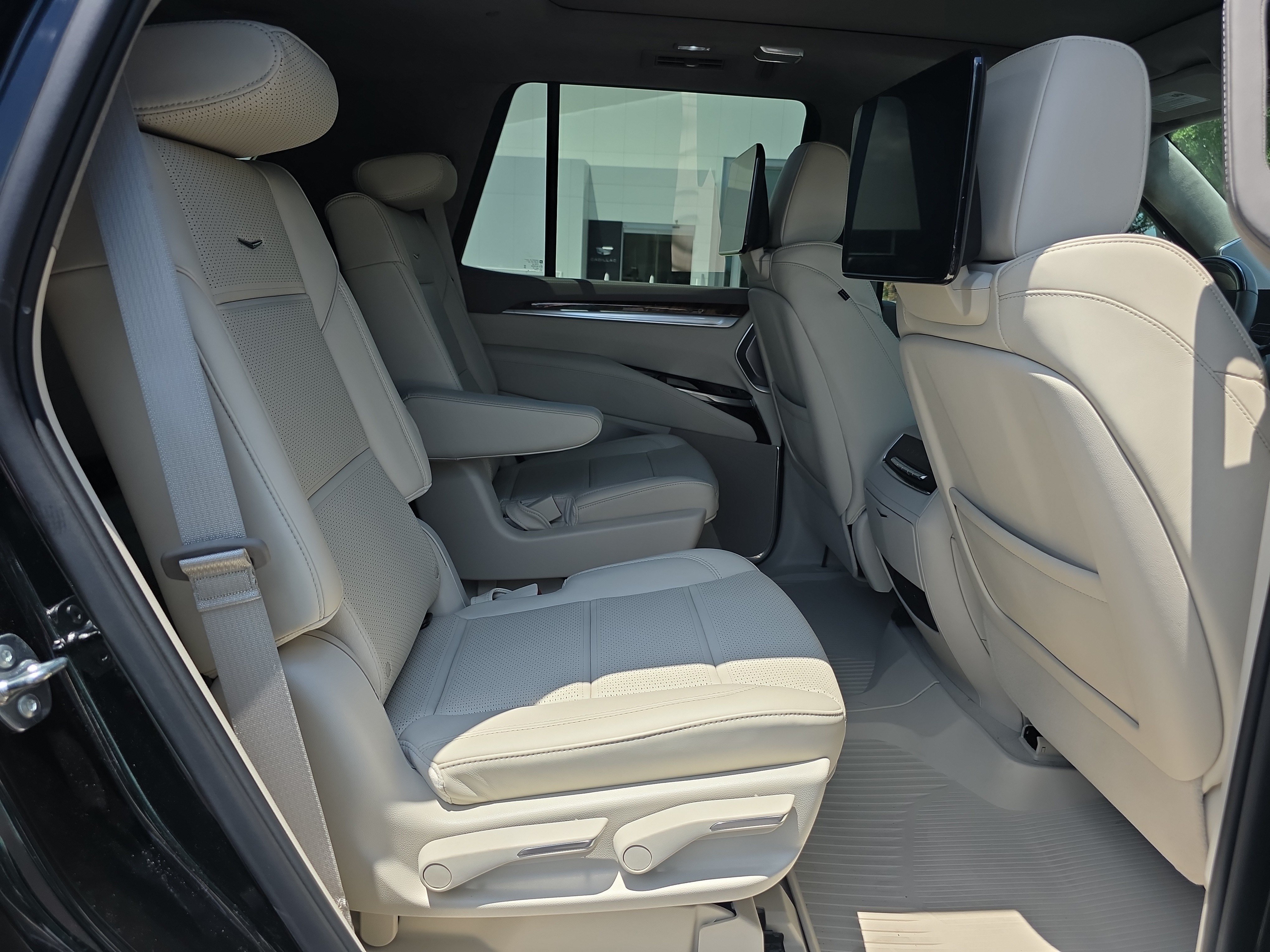 Used 2026 Cadillac Escalade Platinum Sport w/ LPO, Floor Liner Package AWD/4WD image 16