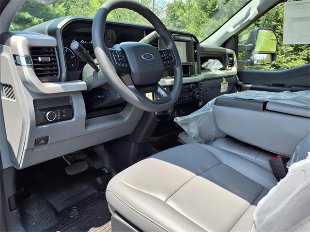 New 2025 Ford F550 4x4 Crew Cab image 9