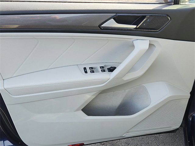 Used 2022 Volkswagen Tiguan SE w/ Panoramic Sunroof Package image 11