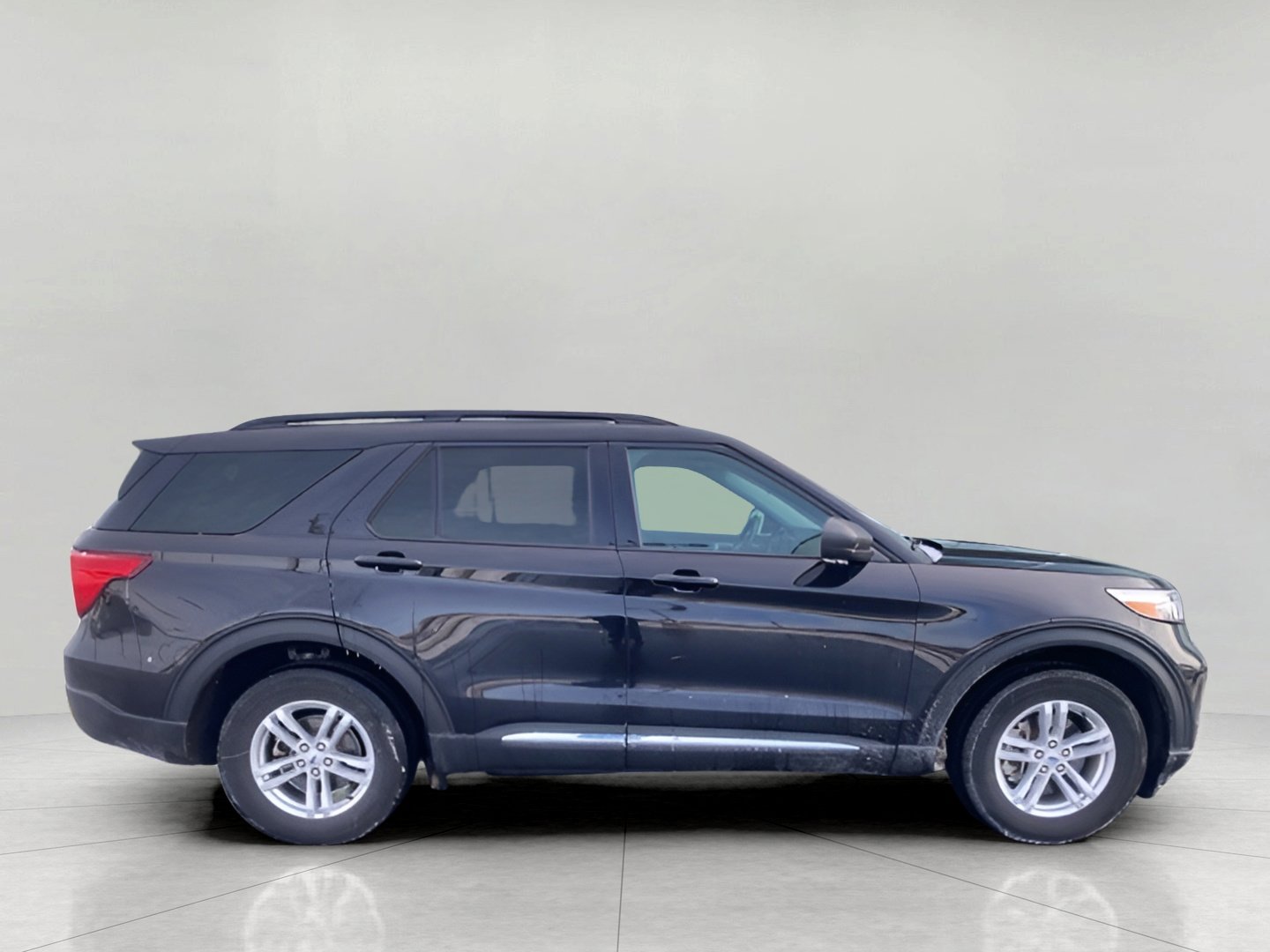 Used 2023 Ford Explorer XLT w/ Equipment Group 202A image 4