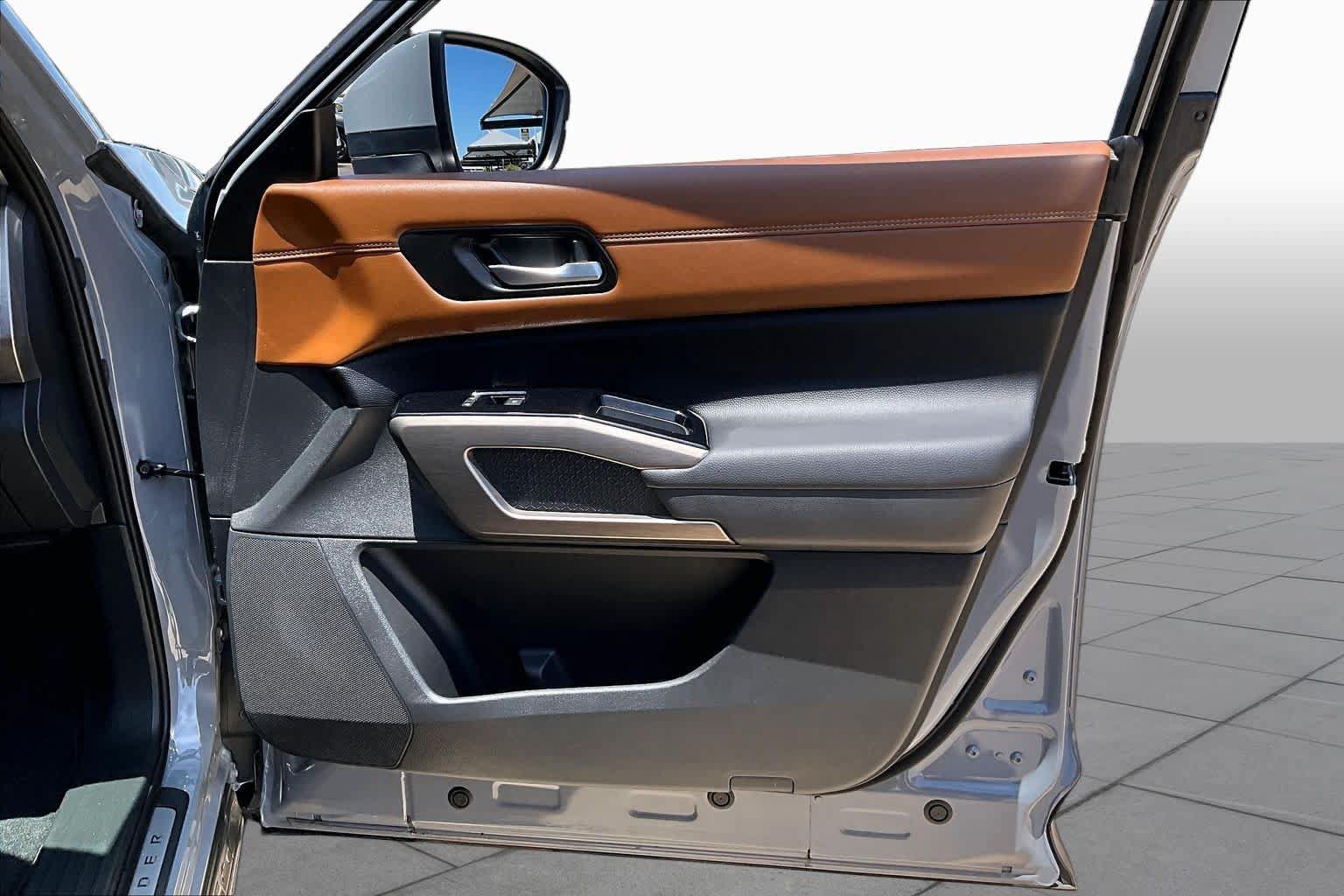 Certified 2025 Nissan Pathfinder Platinum AWD/4WD image 27