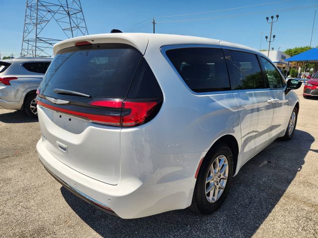 Used 2025 Chrysler Pacifica Select image 6