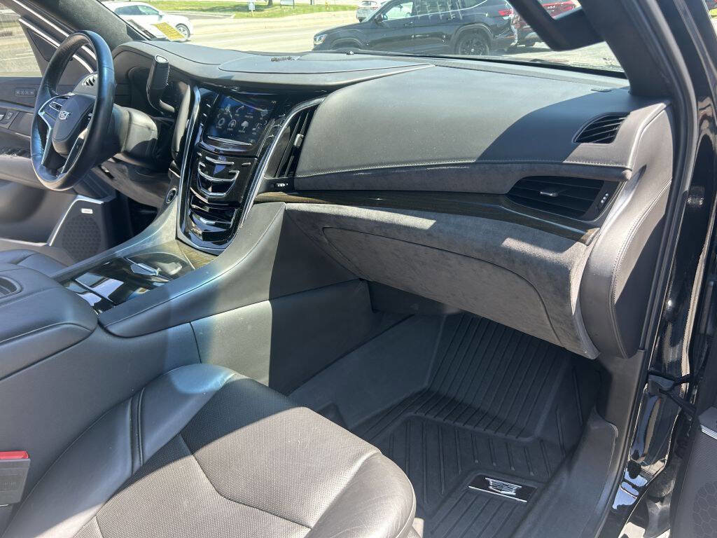 Used 2019 Cadillac Escalade Platinum image 38