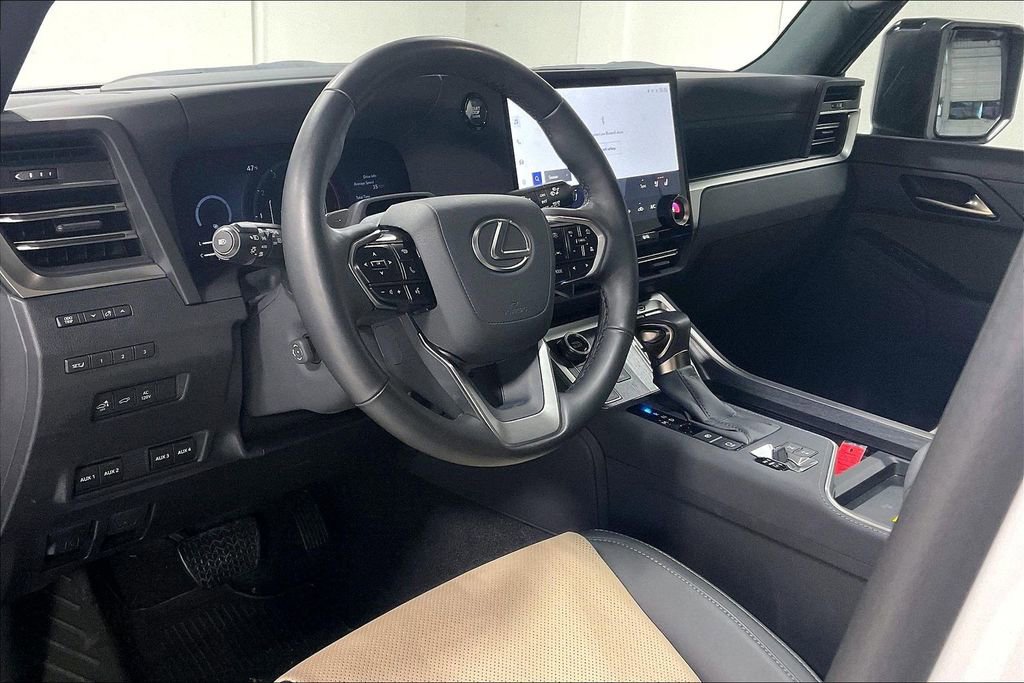 Used 2025 Lexus GX 550 image 16