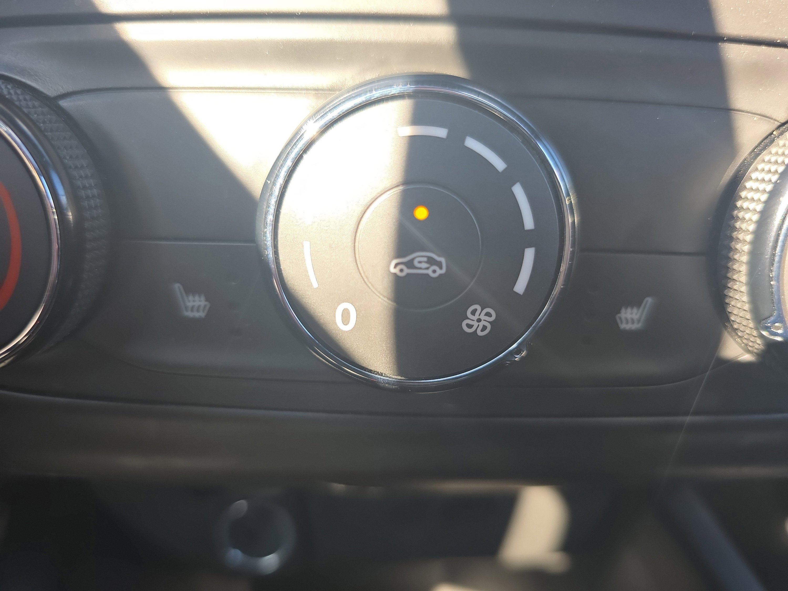 Used 2024 Chevrolet Trax RS w/ Sunroof Package FWD image 28