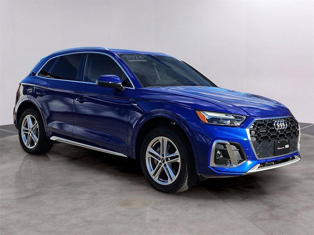Used 2024 Audi Q5 e Premium w/ Convenience Package image 3