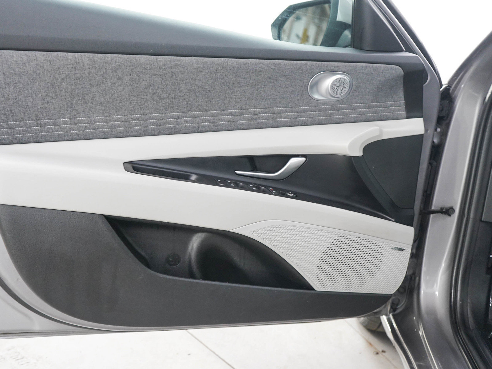 Used 2024 Hyundai Elantra Limited FWD image 17