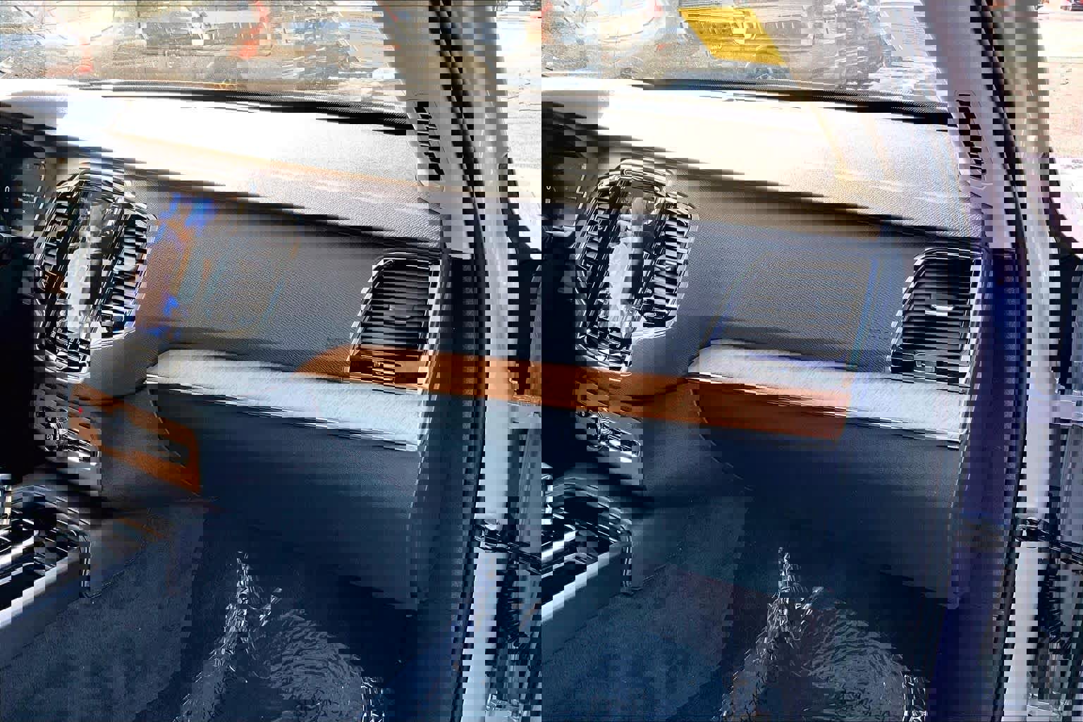 Certified 2024 Volvo XC90 B6 Plus image 18