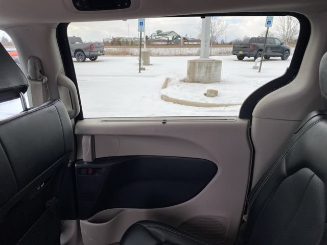Used 2024 Chrysler Pacifica Touring-L FWD image 22