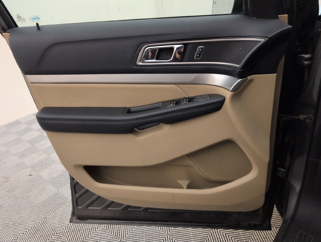 Used 2016 Ford Explorer XLT w/ Equipment Group 202A AWD/4WD image 33