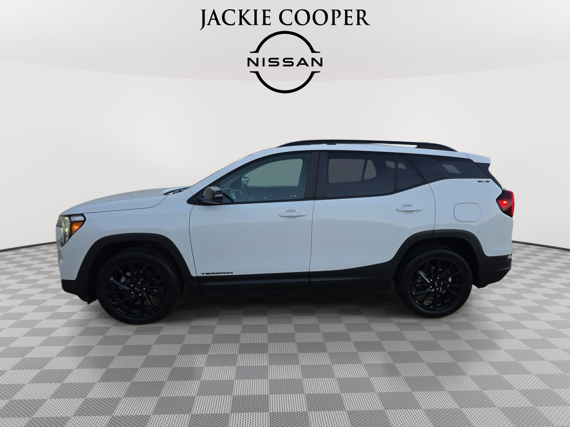 Used 2024 GMC Terrain SLE w/ Driver Convenience Package image 8