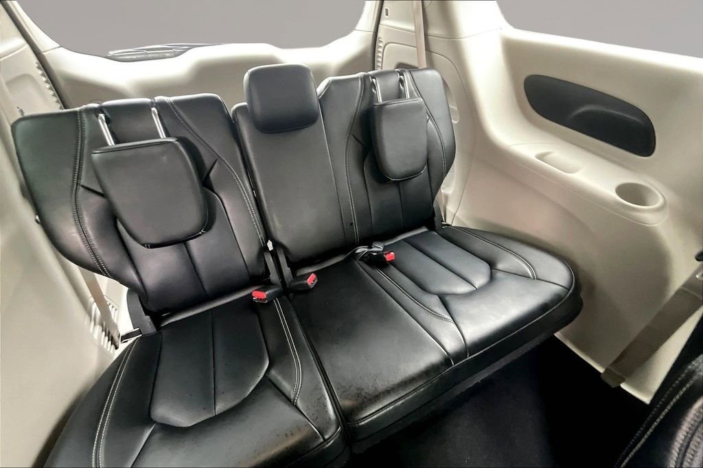 Used 2023 Chrysler Pacifica Touring-L image 24