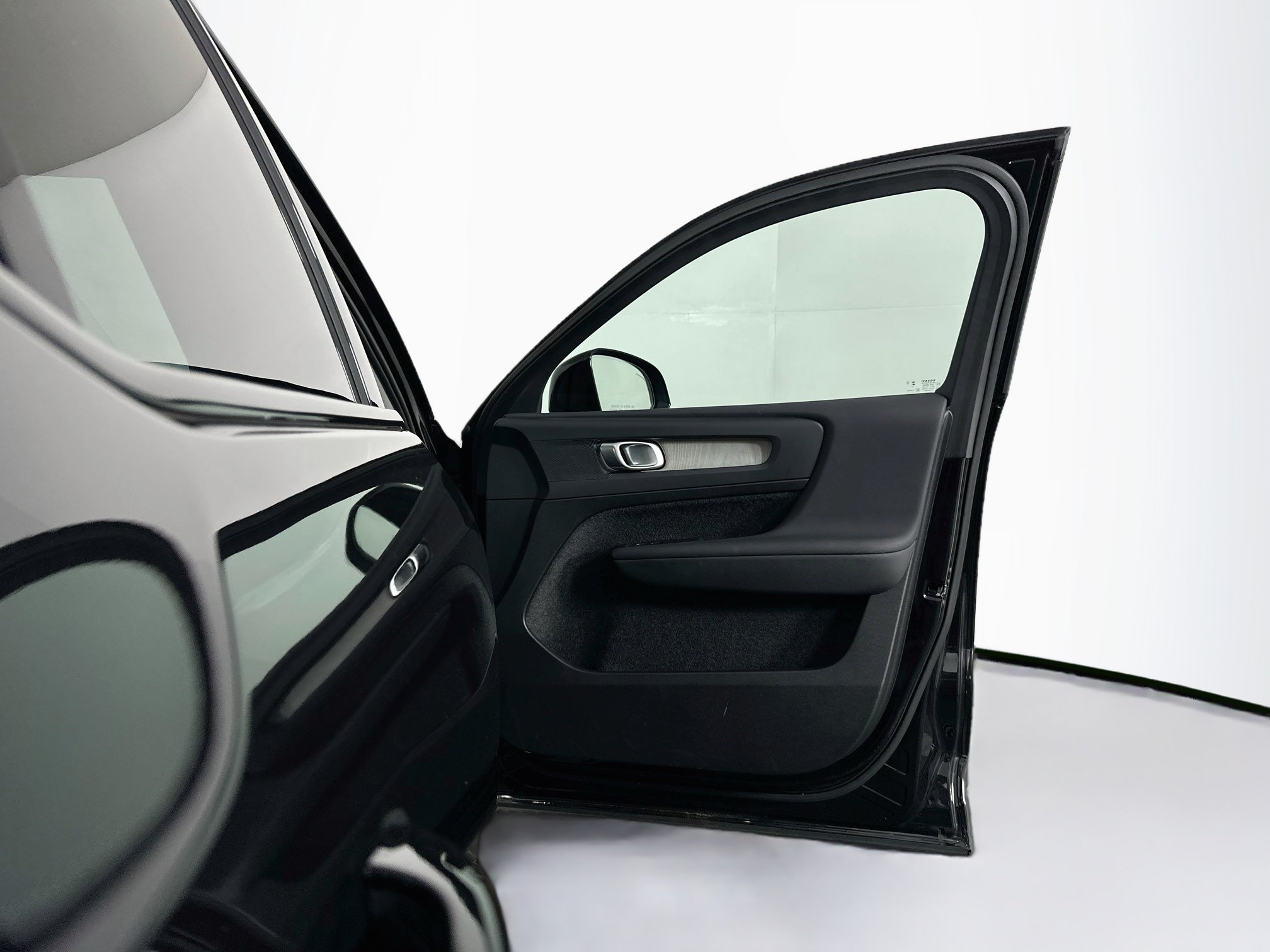 Used 2025 Volvo XC40 B5 Plus AWD/4WD image 34