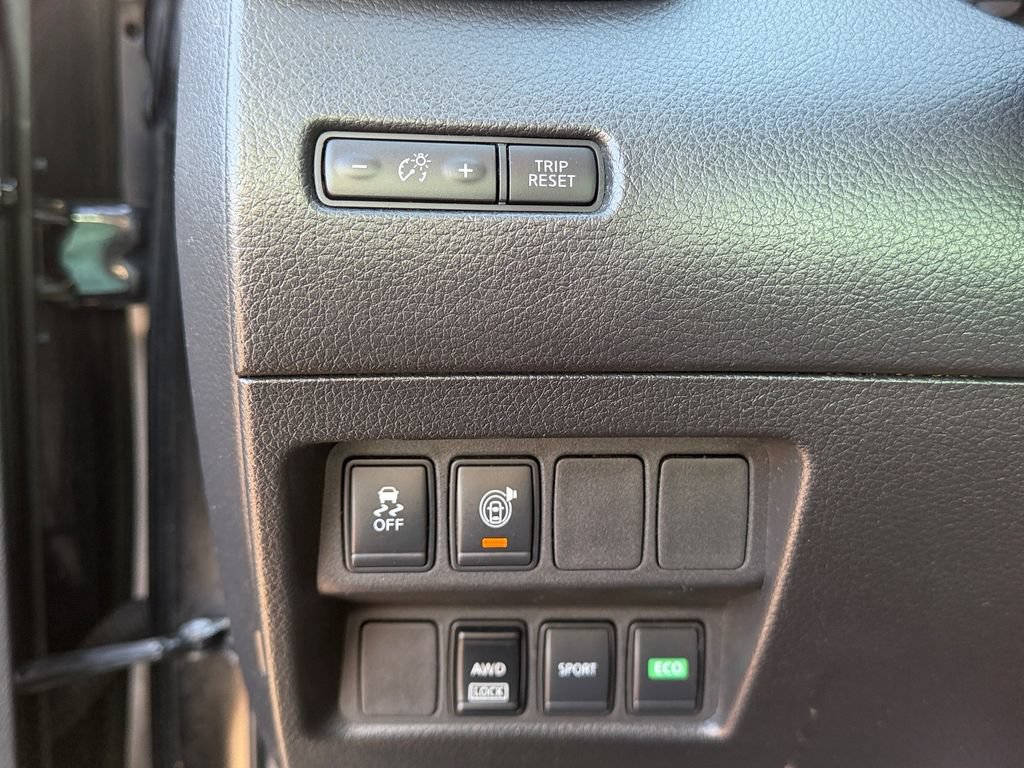 Used 2017 Nissan Rogue SV AWD/4WD image 22