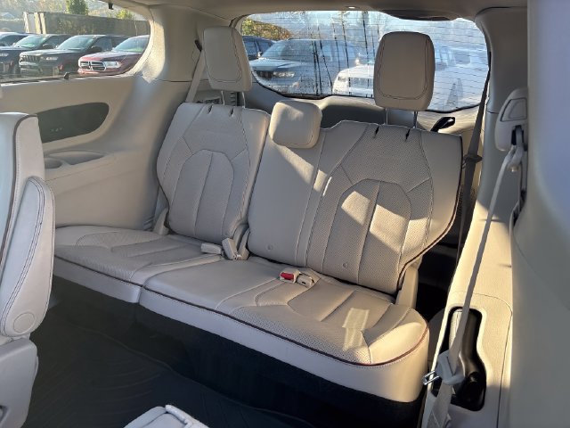 Used 2017 Chrysler Pacifica Limited FWD image 24