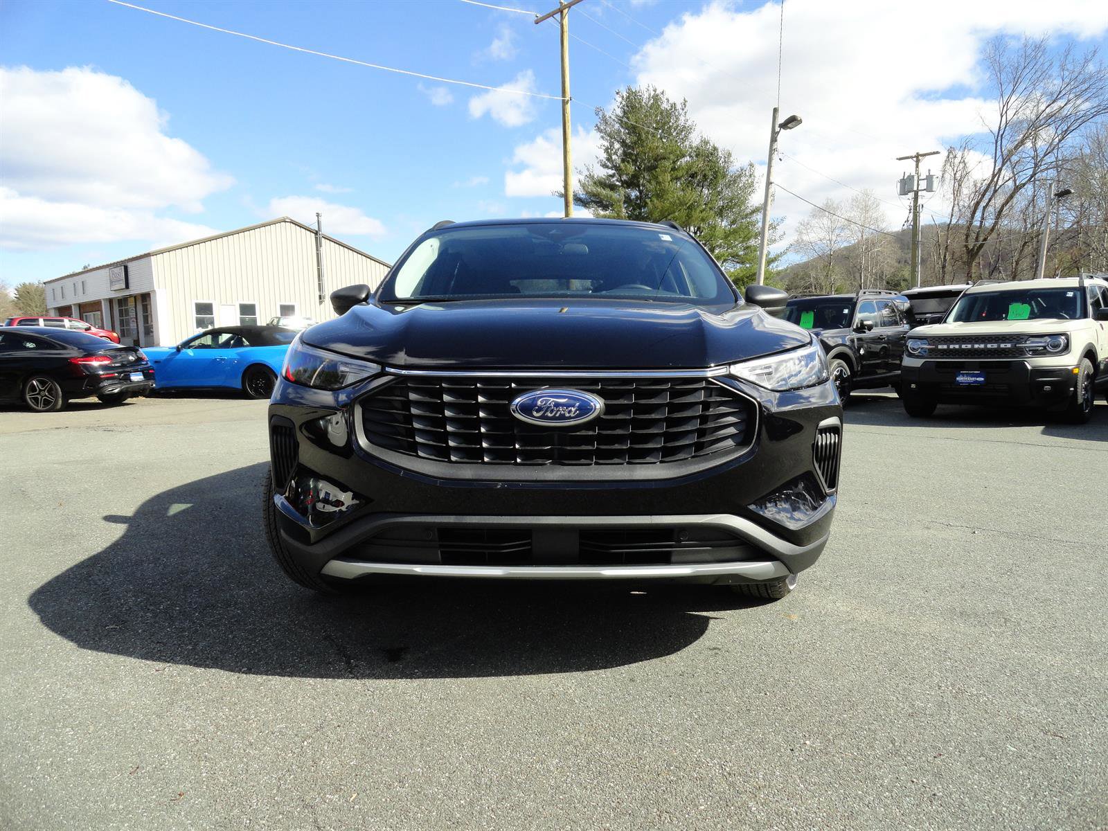 New 2025 Ford Escape Active w/ Active Premium Tech Pack AWD/4WD image 2