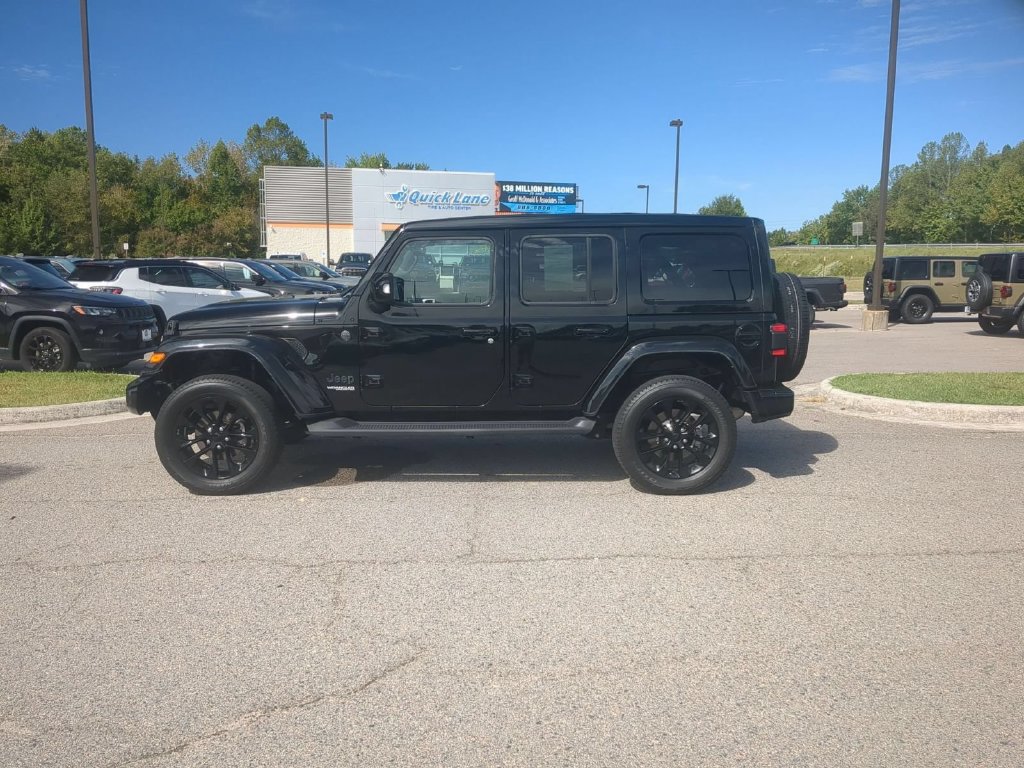 Used 2022 Jeep Wrangler Unlimited Sahara AWD/4WD image 2