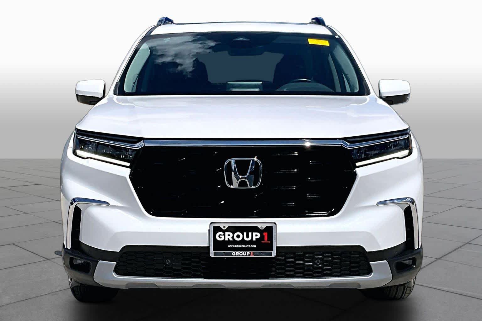 Used 2024 Honda Pilot Touring image 4