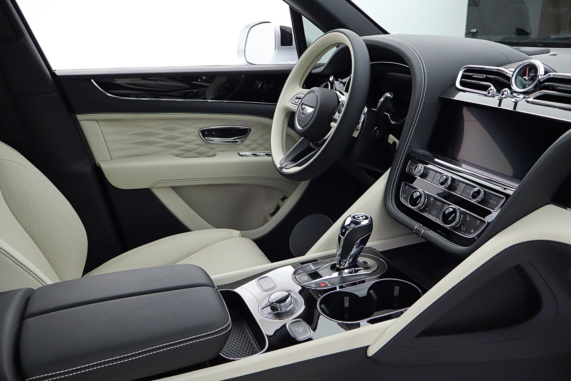 Used 2024 Bentley Bentayga Extended Wheelbase image 40