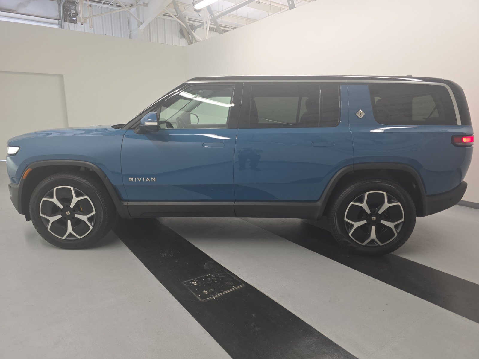 Used 2023 Rivian R1S Adventure AWD/4WD image 2