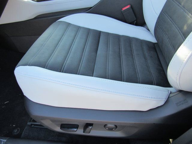 New 2025 Mitsubishi Outlander SE image 18